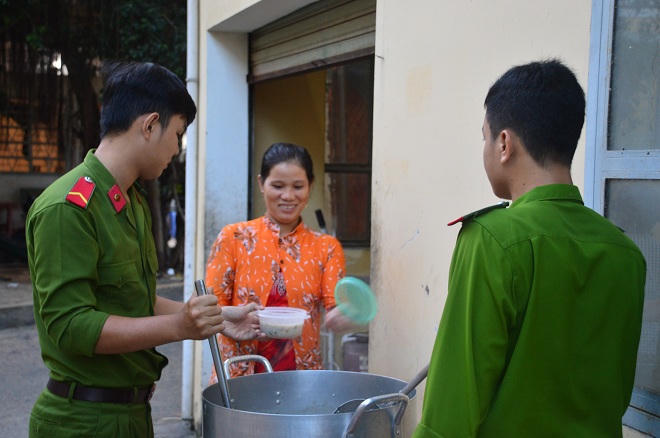 Nồi cháo nghĩa tình của ngài đại tá