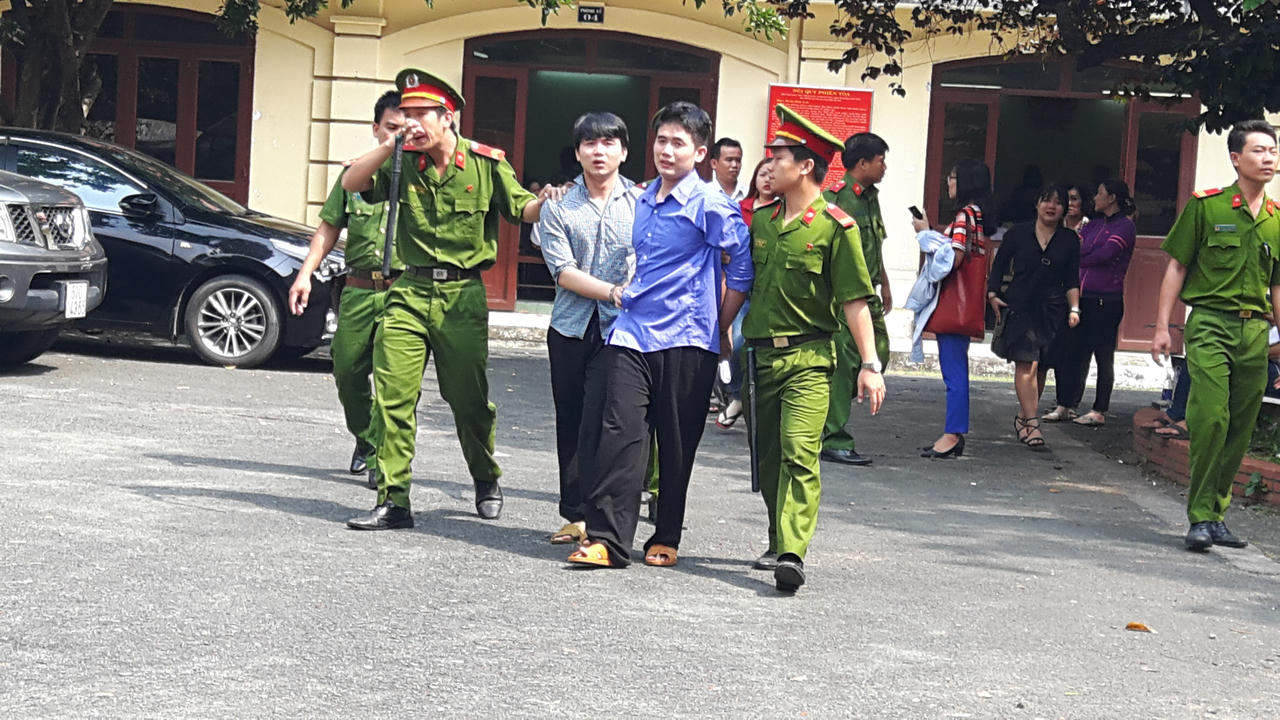 Anh em ôm nhau khóc vì tội lỗi không thể dung tha