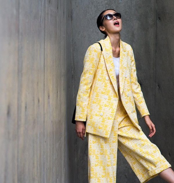 Kết quả hình ảnh cho khoác blazer + áo trơn + quần culottes + sao Châu ÂU mùa đông