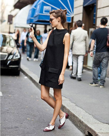 Kết quả hình ảnh cho Mix giày Oxford cùng váy sao Châu ÂU mùa đông