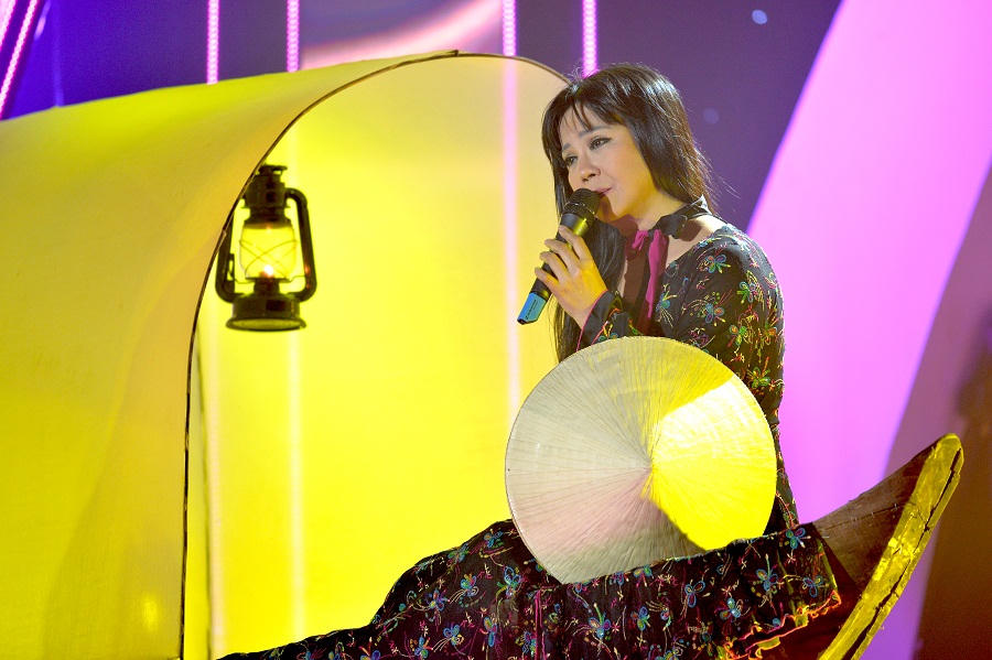 Ý Lan U60 vẫn quyến rũ, thướt tha hát nhạc Phạm Đình Chương