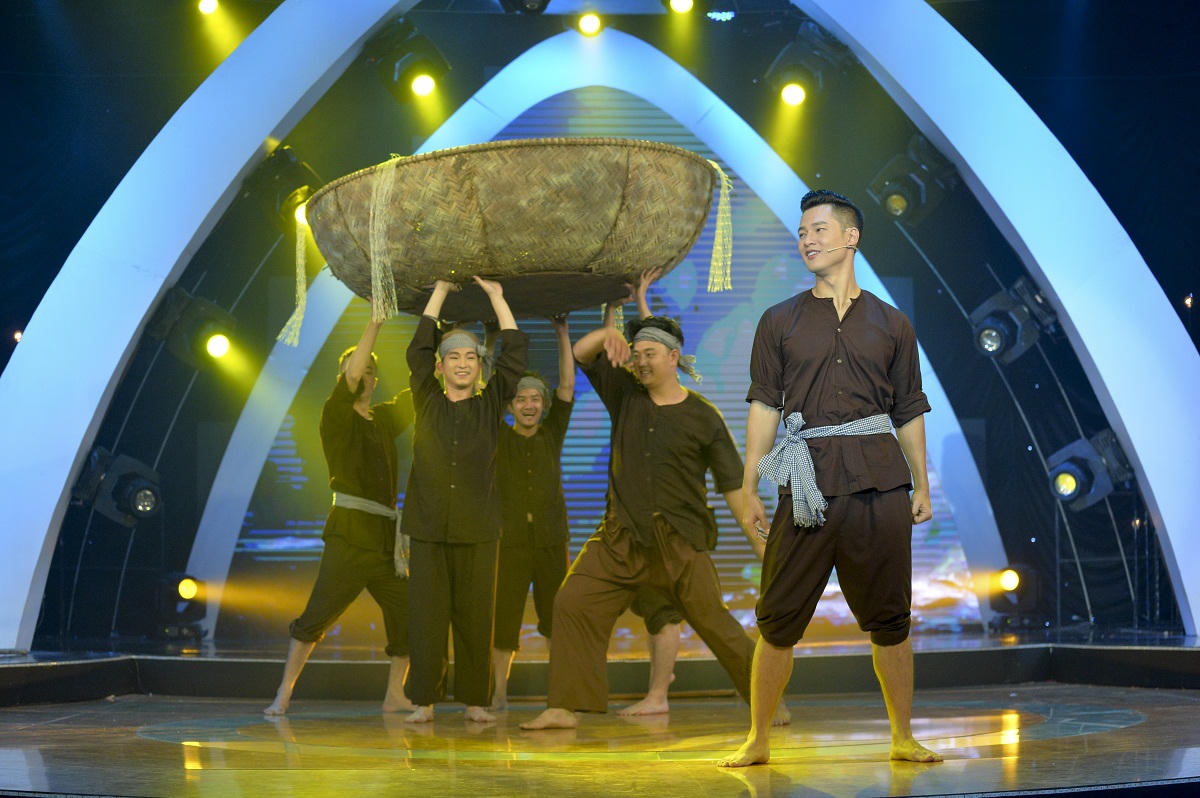 Ý Lan U60 vẫn quyến rũ, thướt tha hát nhạc Phạm Đình Chương