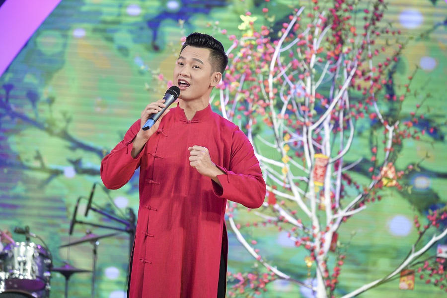 Ý Lan U60 vẫn quyến rũ, thướt tha hát nhạc Phạm Đình Chương