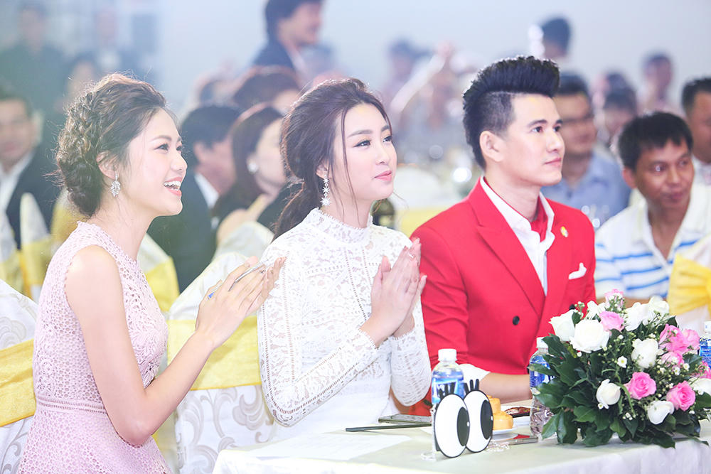 MC Vũ Mạnh Cường, Mỹ Linh, Thanh Tú cười nghiêng ngả trên ghế nóng