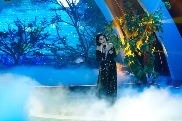 Ý Lan U60 vẫn quyến rũ, thướt tha hát nhạc Phạm Đình Chương