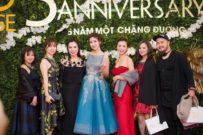 Các hoa hậu khoe sắc bên bà chủ thương hiệu Elise