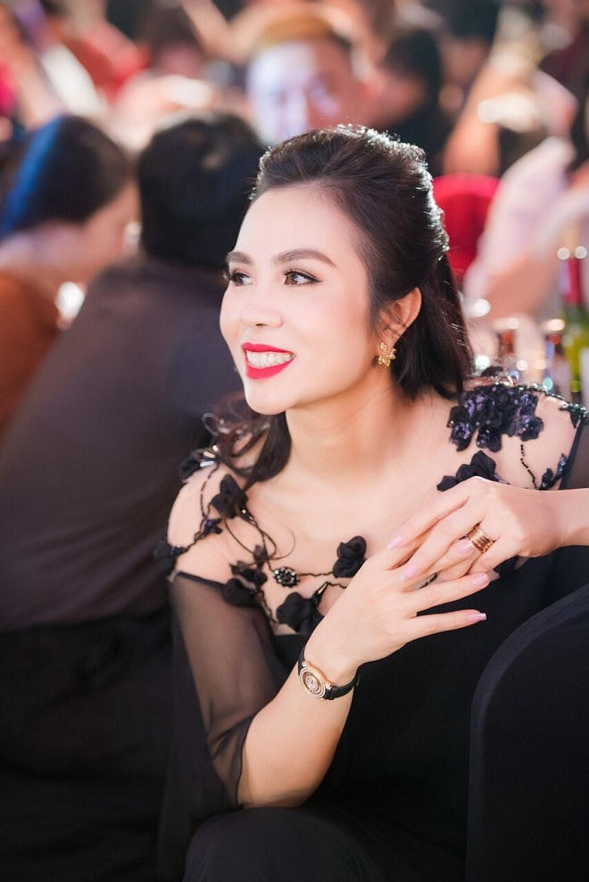 Các hoa hậu khoe sắc bên bà chủ thương hiệu Elise