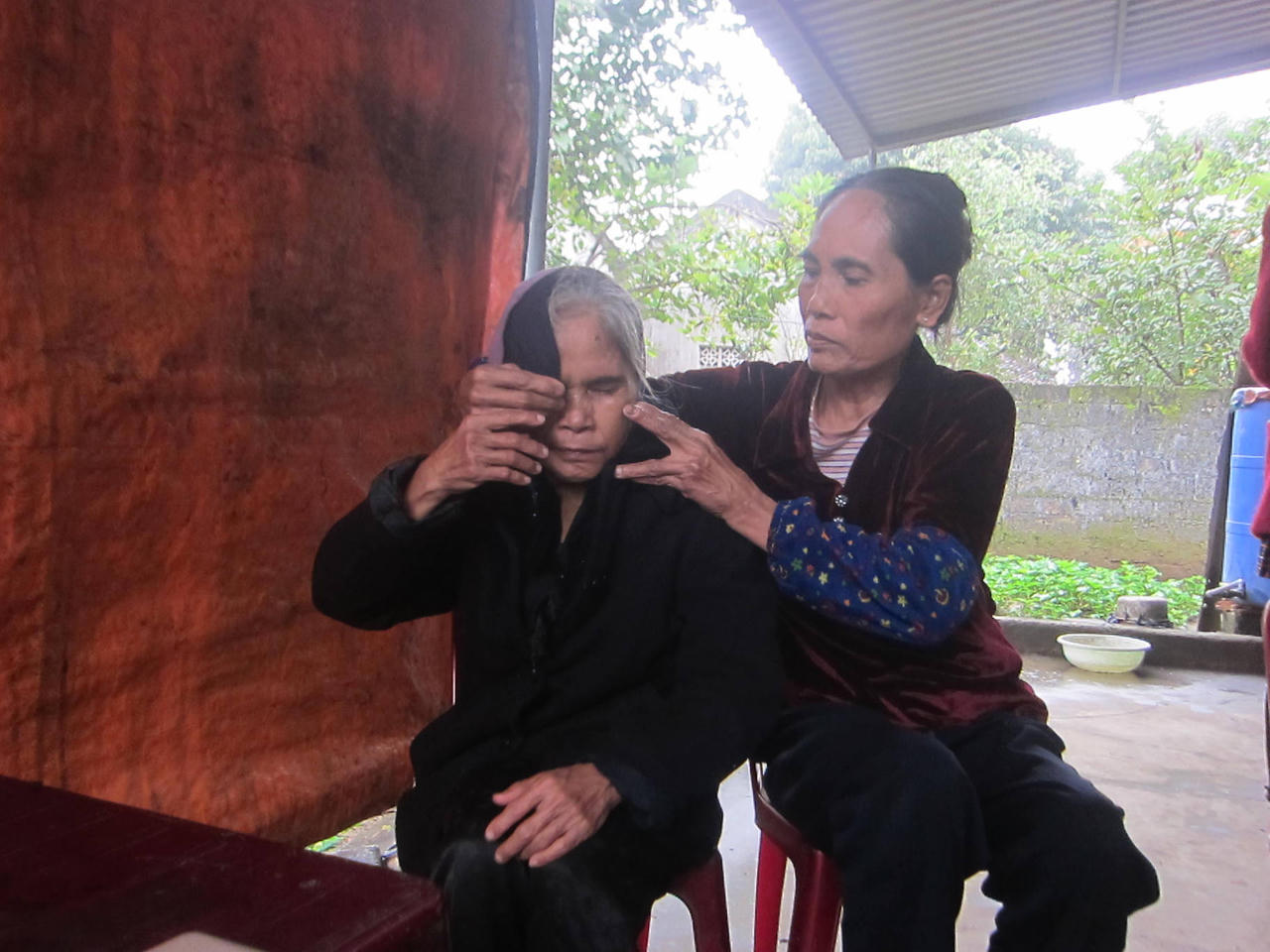 Thiếu phụ hóa điên sau 3 đời chồng 'ngoại'