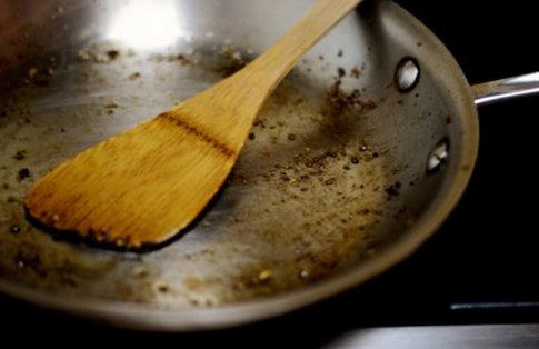 Kết quả hình ảnh cho sạch chảo nhiều dầu mỡ vào mùa đông