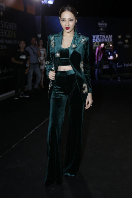 Kết quả hình ảnh cho Mặc trang phục tiệp màu sao Châu Âu