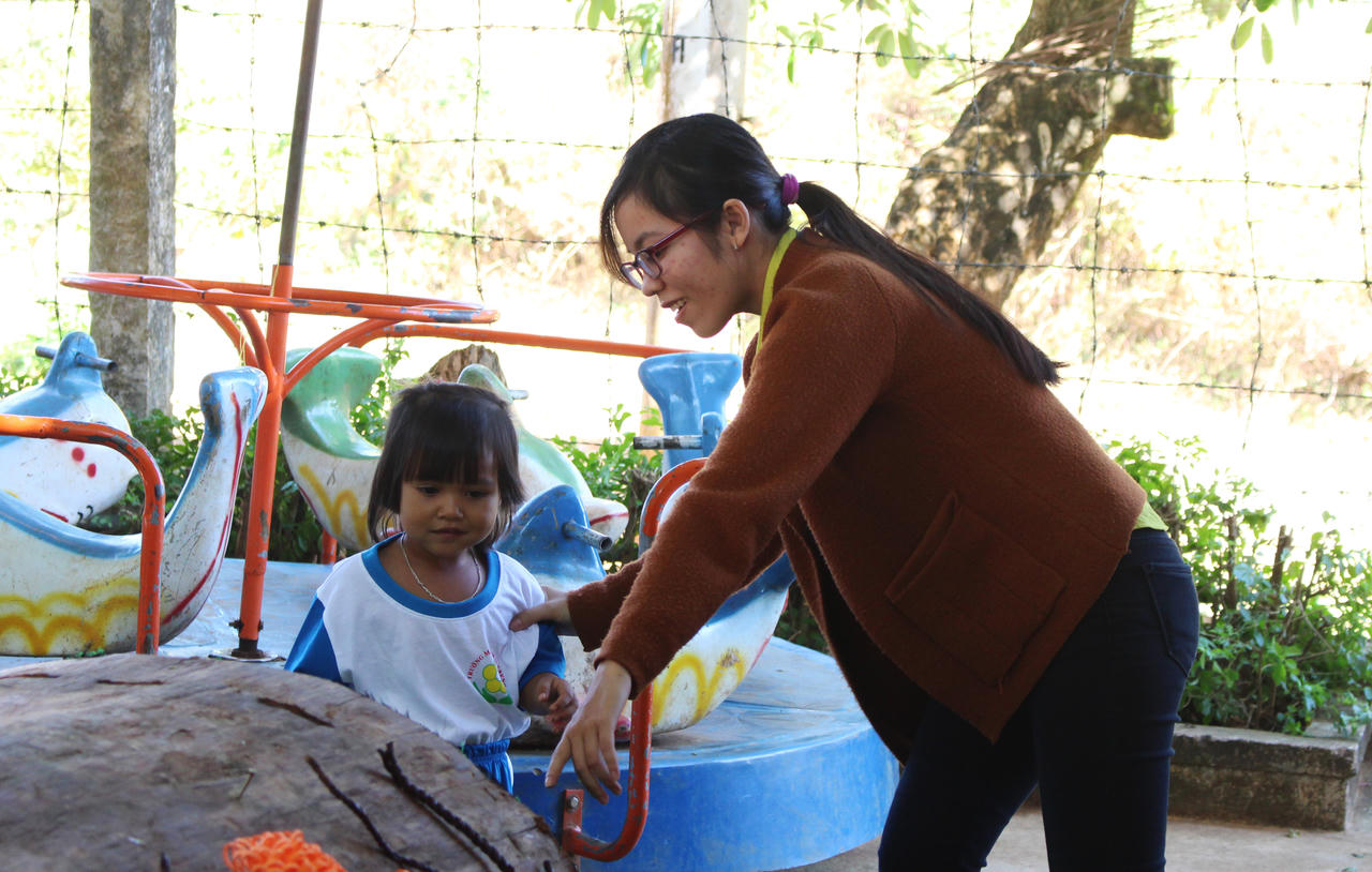 Những cô gái vượt đèo “cõng” chữ đến vùng cao