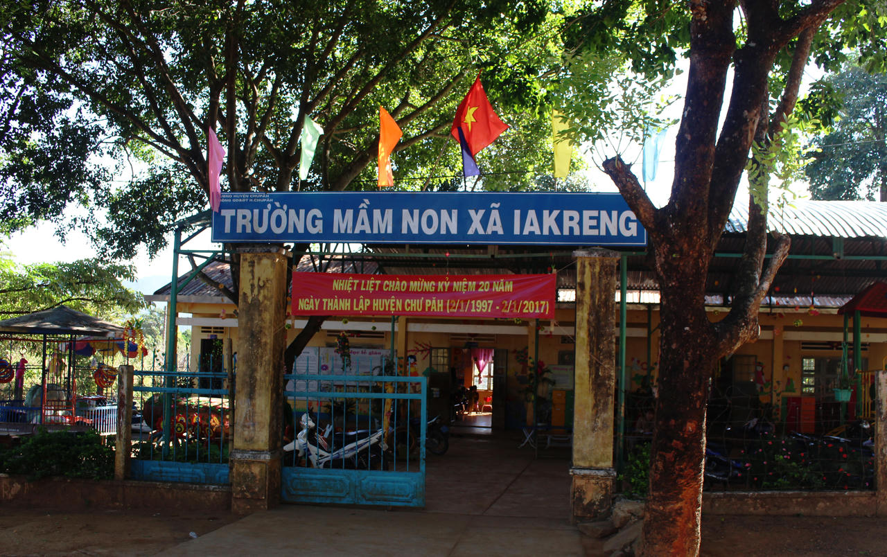 Những cô gái vượt đèo “cõng” chữ đến vùng cao