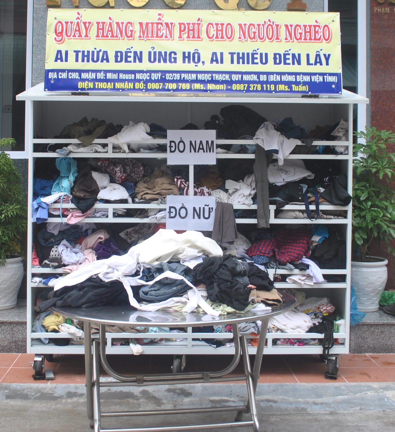 Tấm lòng thơm thảo ở quầy quần áo dành cho người nghèo
