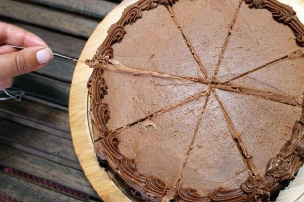 Kết quả hình ảnh cho Cắt bánh gato bằng sợi chỉ