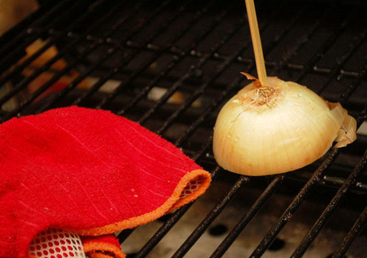 Kết quả hình ảnh cho Làm sạch vỉ nướng bằng hành tây