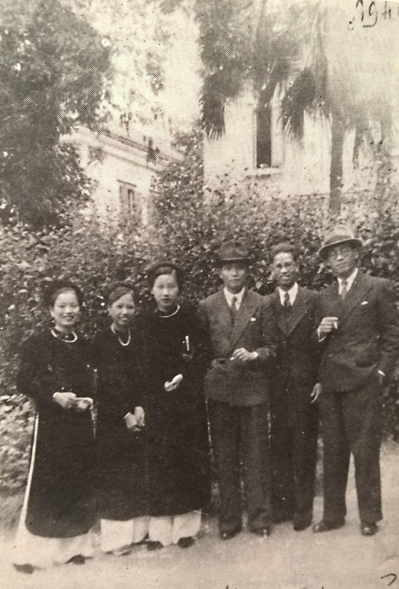 Người mở nghề sơn dầu Việt vượt sóng gió thương trường như thế nào?