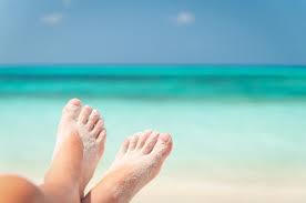 Kết quả hình ảnh cho phấn rôm Loại bỏ cát bám ở bàn chân, giày dép