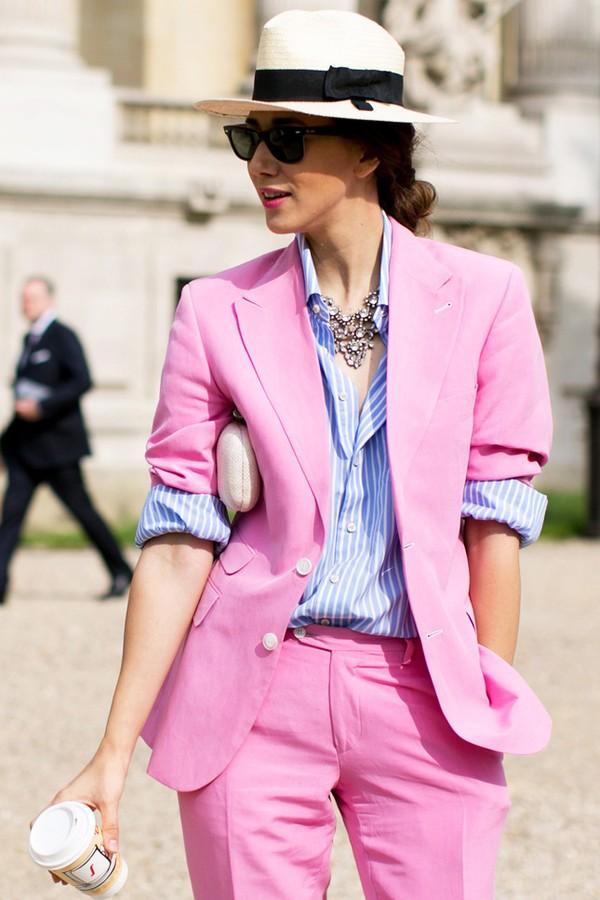 Kết quả hình ảnh cho Trang phục, phụ kiện màu hồng sao Châu Âu