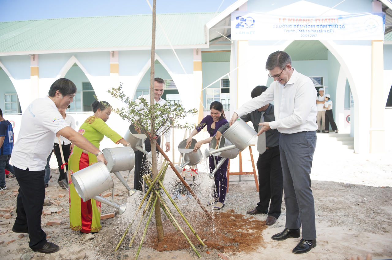 Nhãn hàng Cô Gái Hà Lan khánh thành trường Đèn Đom Đóm thứ 20