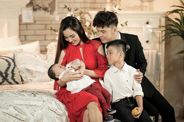 Bộ ảnh vui vẻ của gia đình Ưng Hoàng Phúc