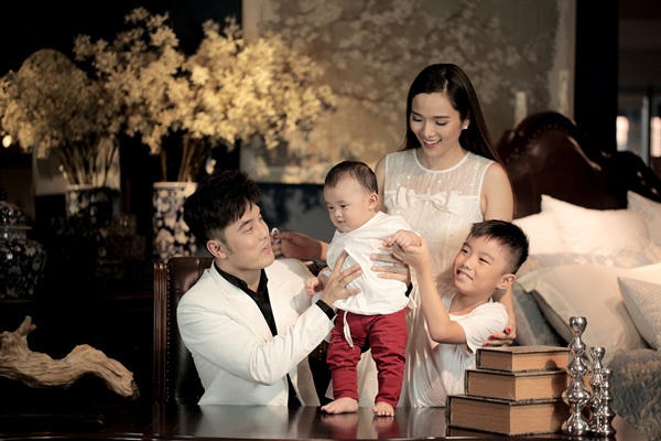 Bộ ảnh vui vẻ của gia đình Ưng Hoàng Phúc