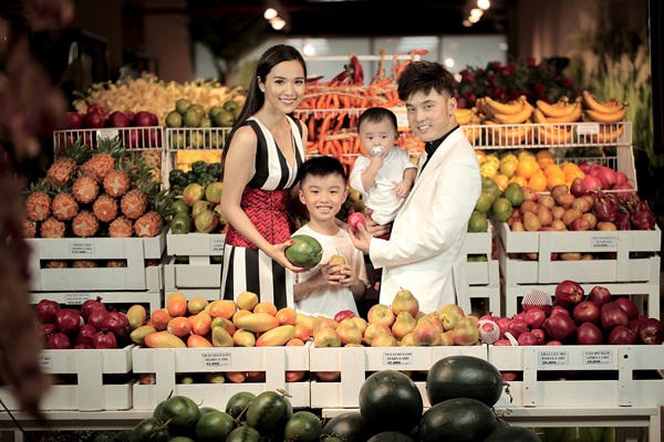 Bộ ảnh vui vẻ của gia đình Ưng Hoàng Phúc