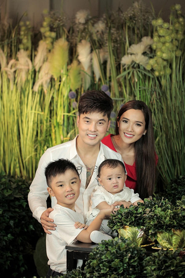 Bộ ảnh vui vẻ của gia đình Ưng Hoàng Phúc