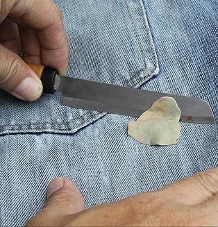 Kết quả hình ảnh cho đánh bay bã kẹo cao su dính trên quần áo