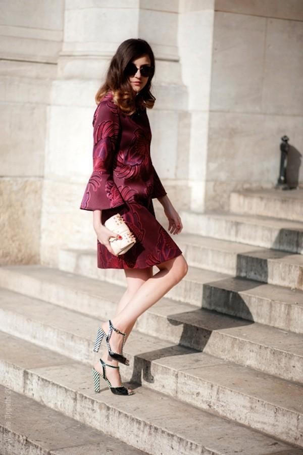 Kết quả hình ảnh cho Trang phục màu rượu vang/đỏ mận sao Châu Âu