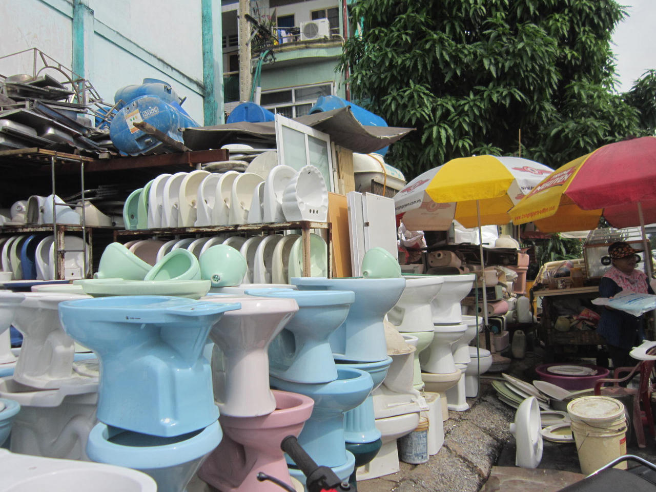 Cặp vợ chồng 'độ' bồn cầu mưu sinh