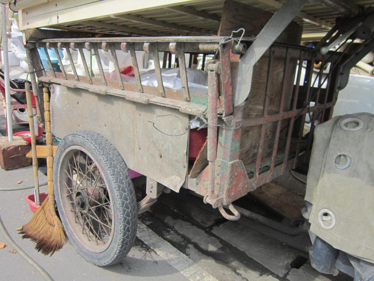 Cặp vợ chồng 'độ' bồn cầu mưu sinh