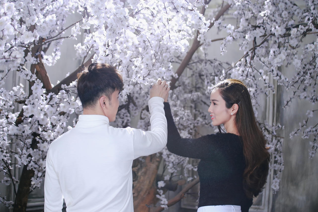 Ưng Hoàng Phúc tình tứ bên Kim Cương trong MV mới