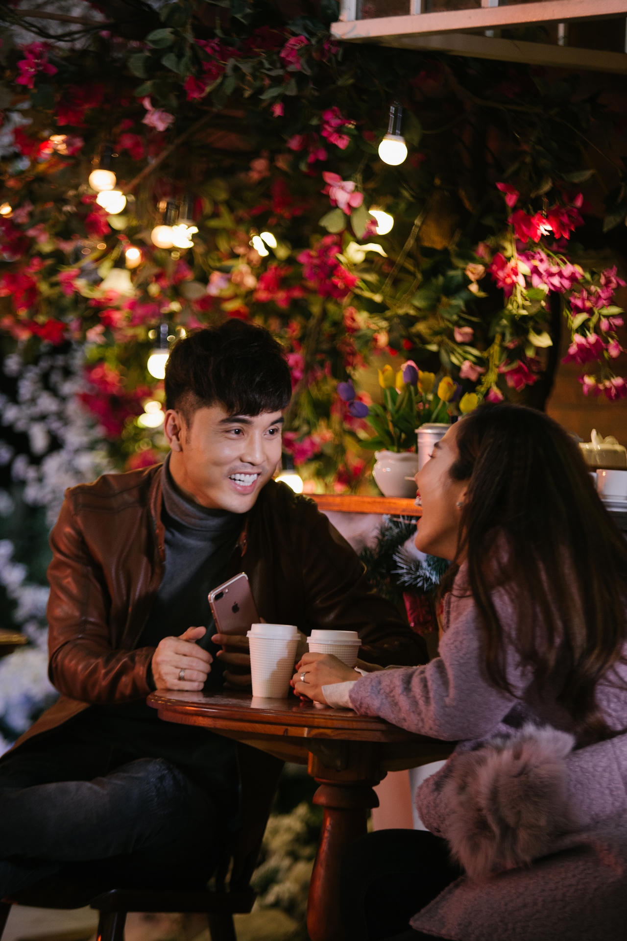 Ưng Hoàng Phúc tình tứ bên Kim Cương trong MV mới