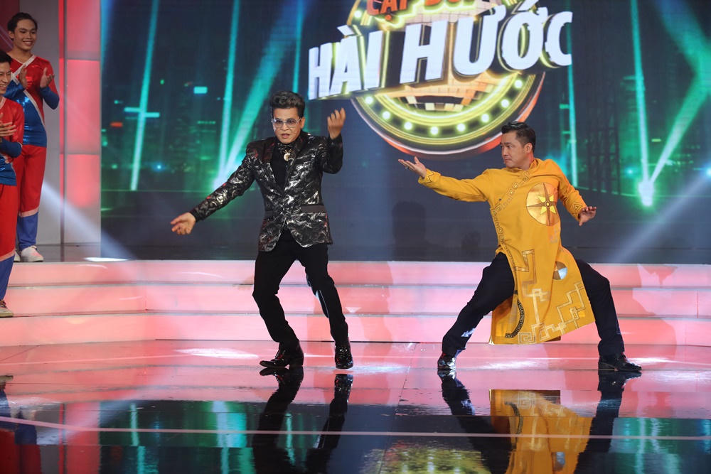 Thanh Bạch - Lý Hùng 'choảng' nhau trên sân khấu