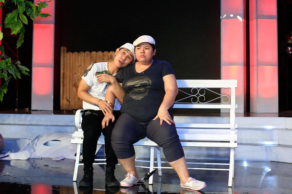 Thanh Bạch - Lý Hùng 'choảng' nhau trên sân khấu