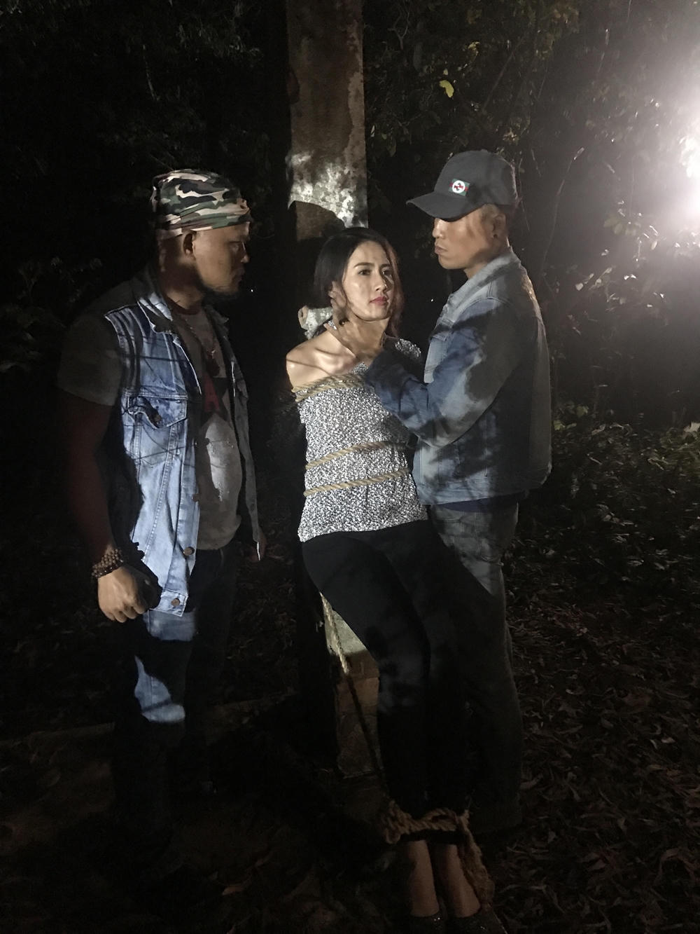 Mơ Phan bị đánh bầm dập trên phim trường