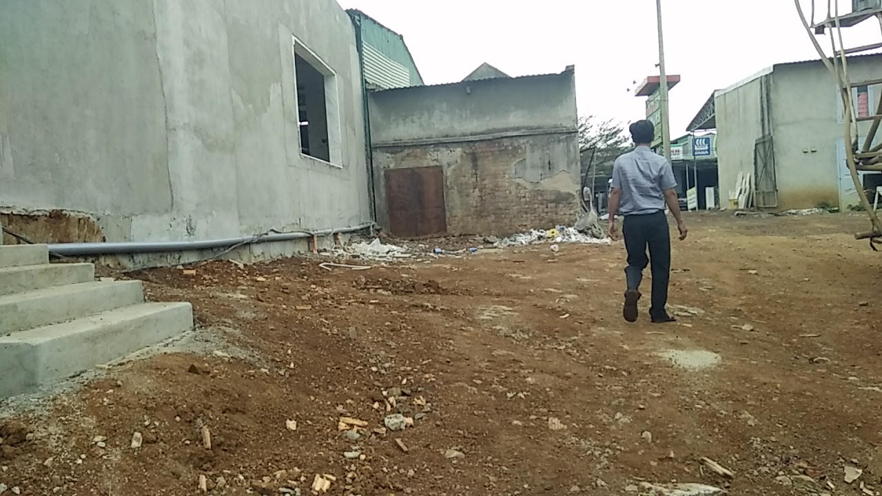 Đắk Nông: Hàng xóm ngang ngược điều máy xúc… phá nhà người khác