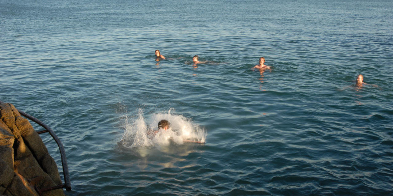 Nóng mắt với cảnh 'tắm tiên' ngày xuân để dưỡng sức khỏe ?