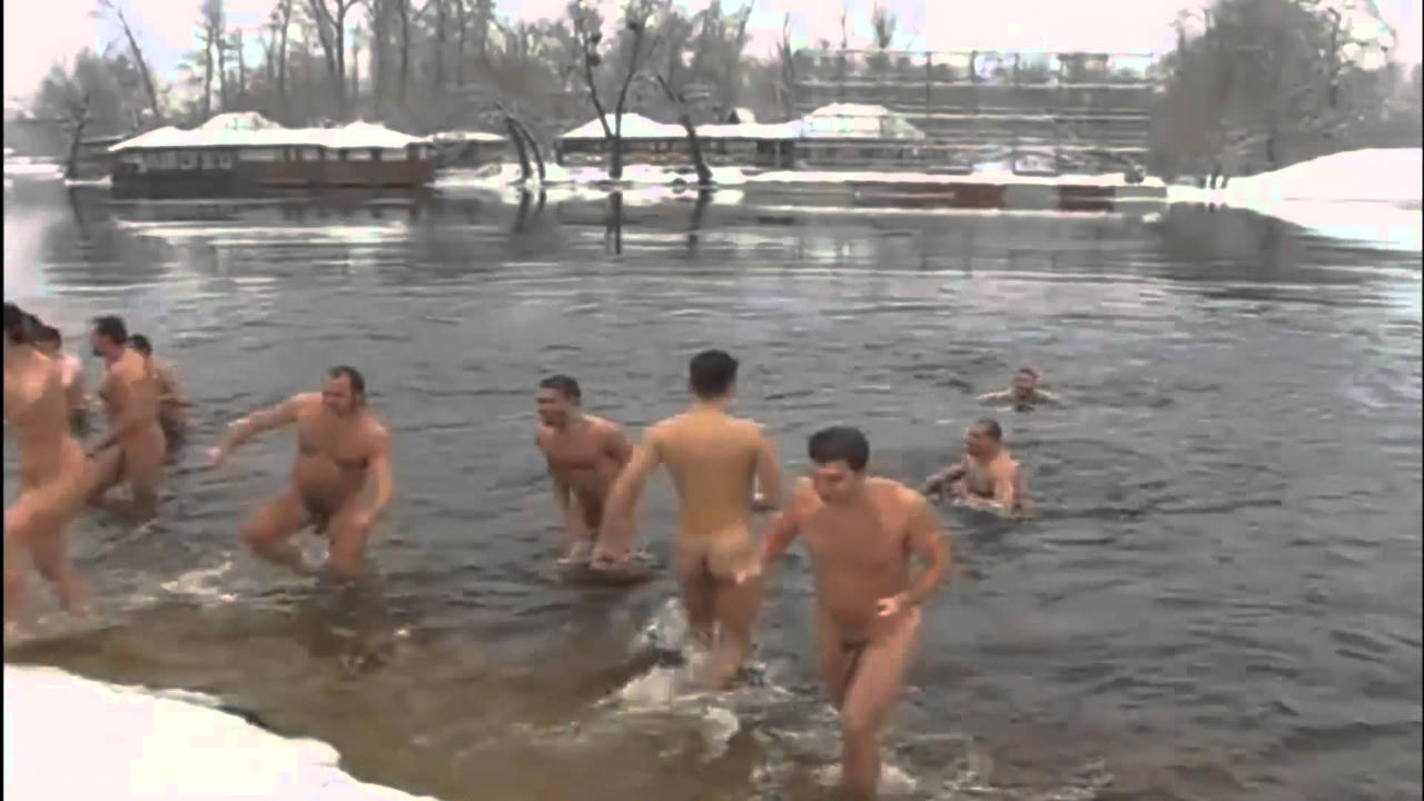 Nóng mắt với cảnh 'tắm tiên' ngày xuân để dưỡng sức khỏe ?