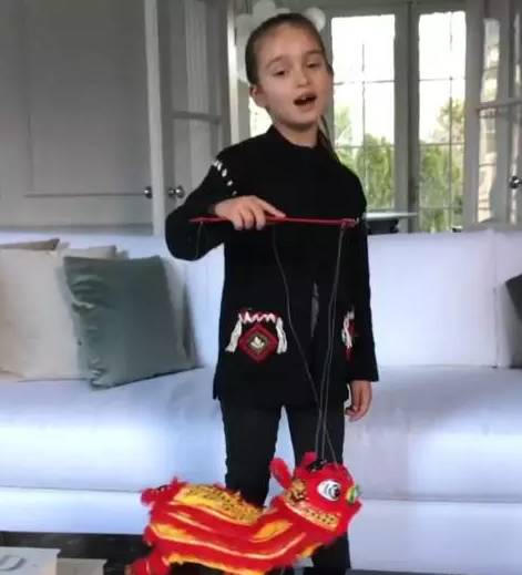 Vì sao Đại sứ quán Trung Quốc chi tiền mời “Công chúa” nước Mỹ đến chúc Tết?