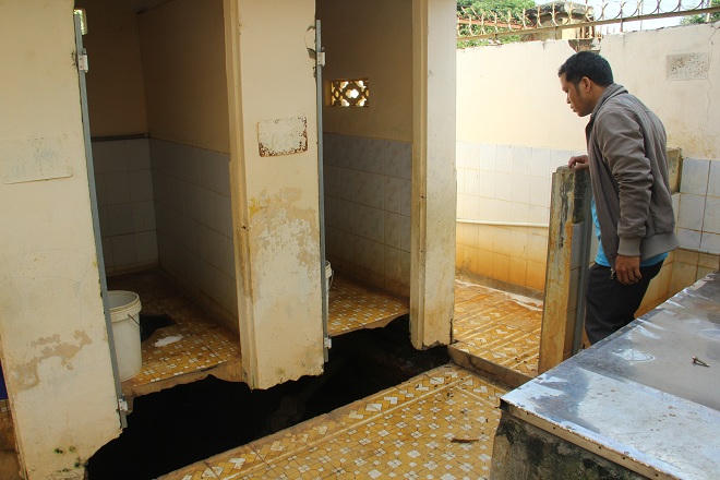 Đắk Lắk: Ai chịu trách nhiệm vụ sập bồn cầu khiến cháu bé nứt xương sọ? 