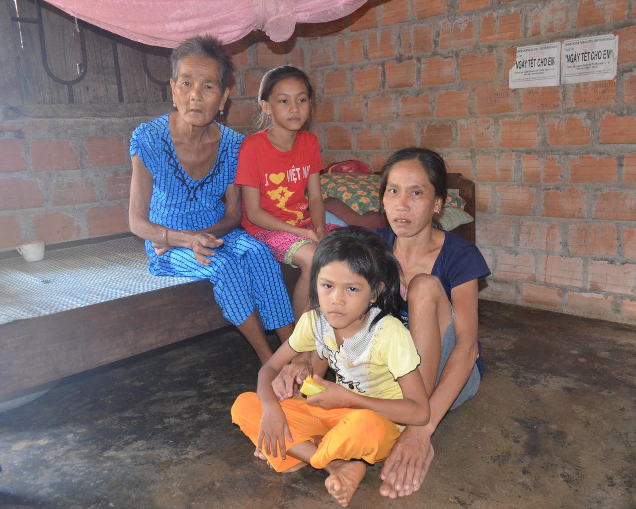 Rớt nước mắt nhìn cảnh những cô gái ngây dại nuôi con sau khi bị lạm dụng tình dục