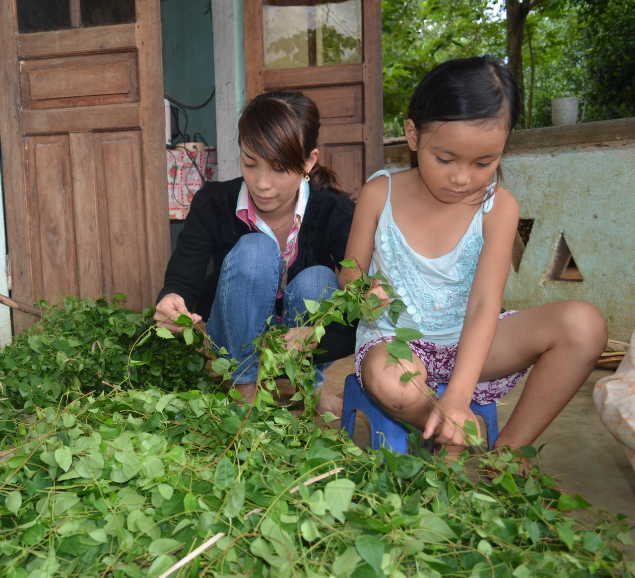 Rớt nước mắt nhìn cảnh những cô gái ngây dại nuôi con sau khi bị lạm dụng tình dục