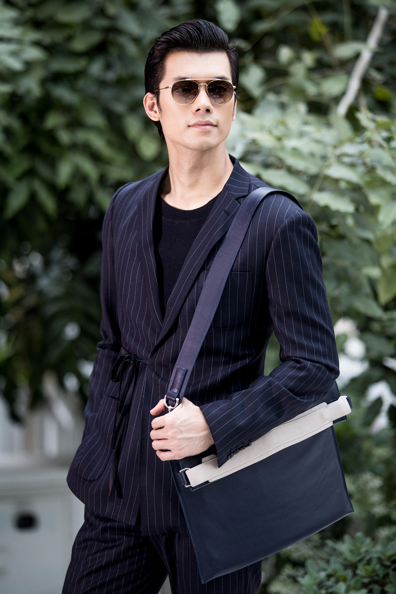 Nhan Phúc Vinh lịch lãm trong trang phục vest