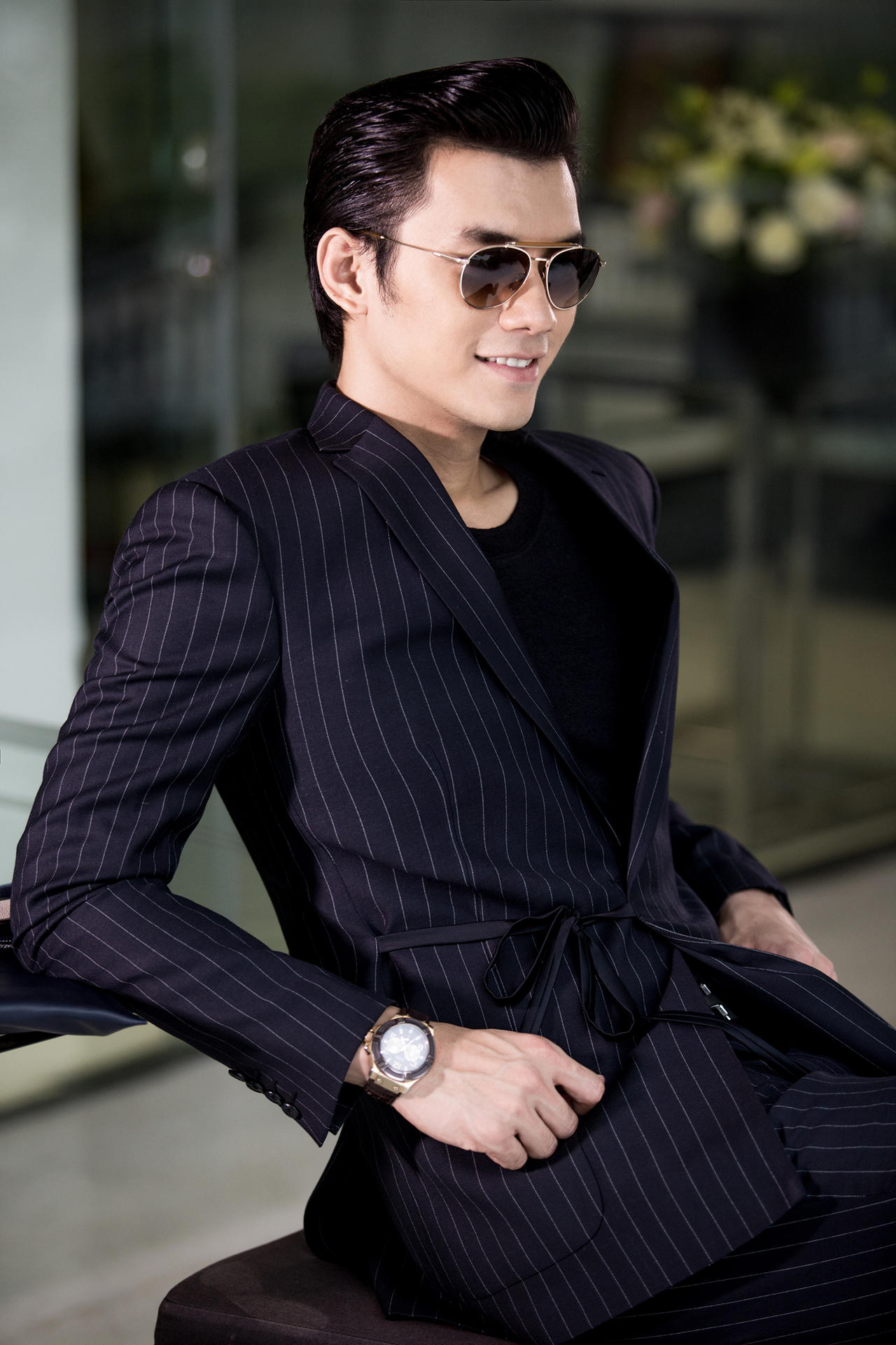 Nhan Phúc Vinh lịch lãm trong trang phục vest