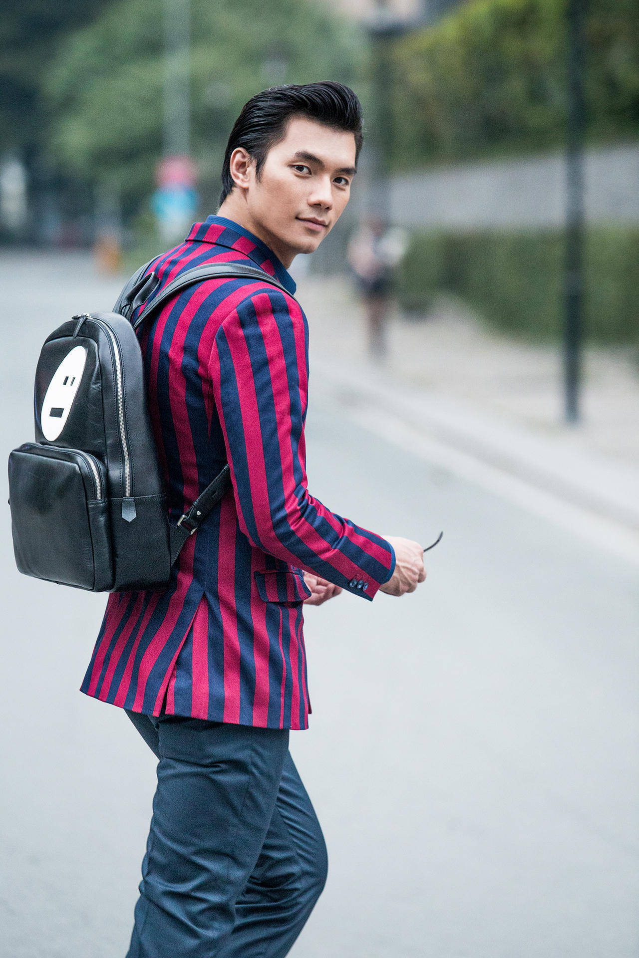 Nhan Phúc Vinh lịch lãm trong trang phục vest