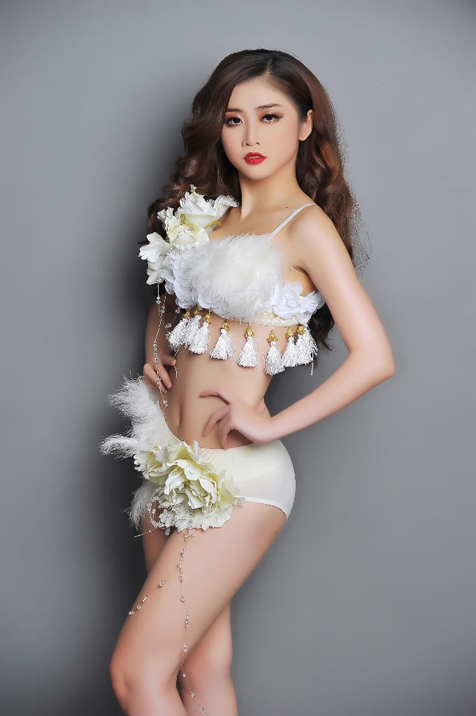 Á khôi Thùy Dương trổ tài nấu phở bò tại Hoa hậu Bản sắc toàn cầu 2017