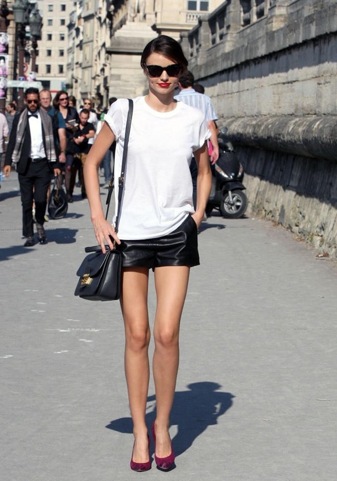 Kết quả hình ảnh cho áo phông đơn giản và quần sooc sao Châu Âu