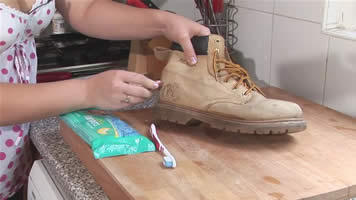 Kết quả hình ảnh cho kem đánh răng Đánh bóng giày