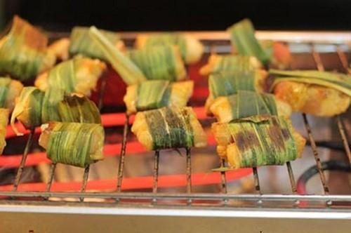 Kết quả hình ảnh cho Thịt ba chỉ cuốn lá nếp nướng